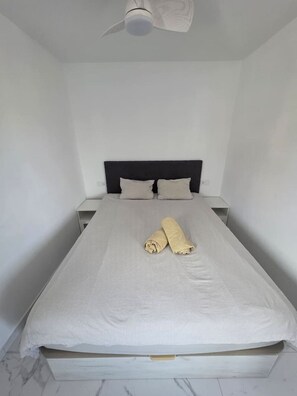 1 habitación, tabla de planchar con plancha, wifi y ropa de cama 