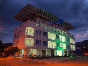 Vista frontal de la propiedad