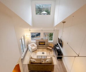 Una televisión, una chimenea