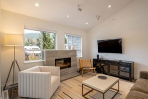 Televisión y chimenea 