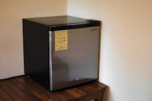 Quarto superior, sacada, vista para o jardim | Minibar