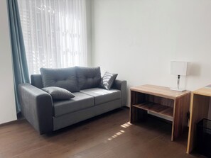 Dobbelt- eller tomannsrom | Safe på rommet, skrivebord, blendingsgardiner og wi-fi (inkludert)