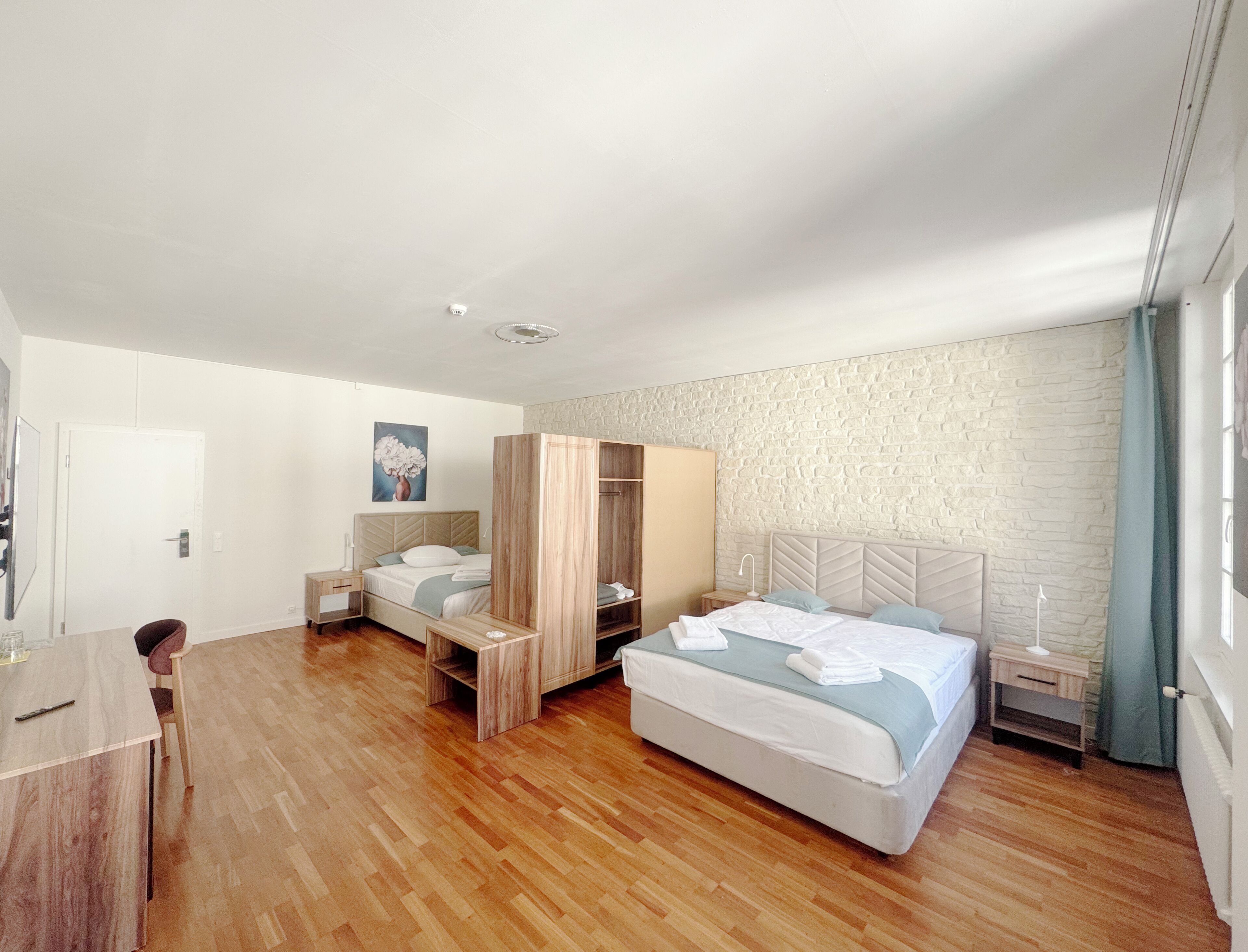 Safe på rommet, skrivebord, blendingsgardiner og wi-fi (inkludert)