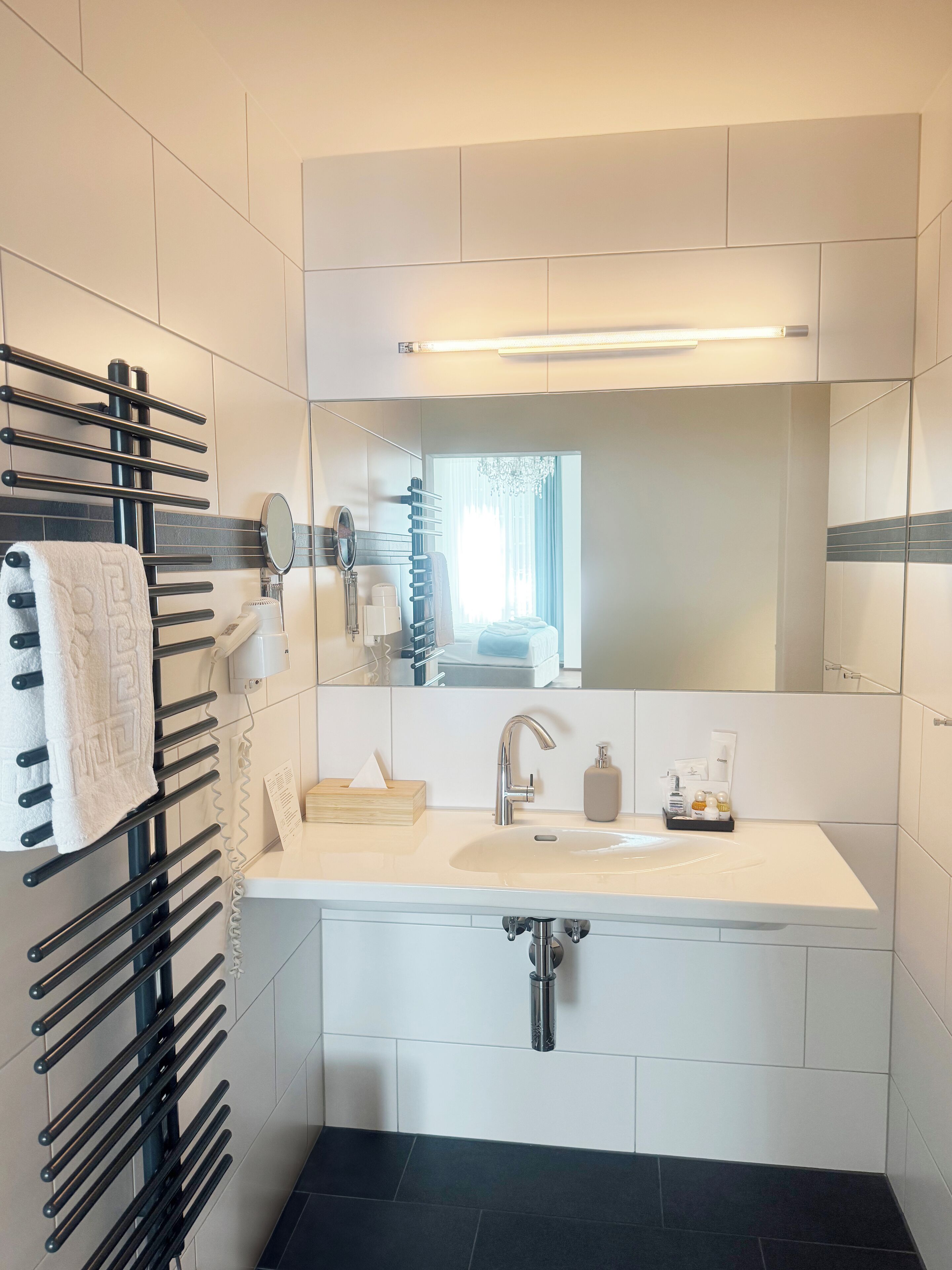 Habitación con 1 cama doble o 2 individuales | Baño | Ducha, artículos de higiene personal gratuitos y secador de pelo