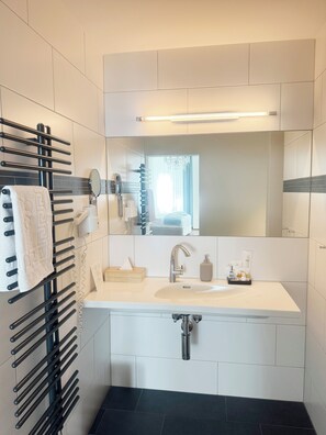 Habitación con 1 cama matrimonial o 2 individuales | Baño | Regadera, amenidades de baño gratuitas, secadora de cabello, pantuflas 