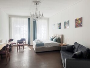 雙人或雙床房 | 客房內保險箱、書桌、遮光布/窗簾、免費無線上網