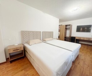 Habitación con 1 cama doble o 2 individuales | Caja fuerte, escritorio, cortinas opacas y sistema de insonorización