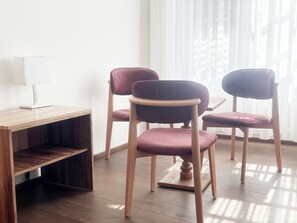 Dobbelt- eller tomannsrom | Safe på rommet, skrivebord, blendingsgardiner og wi-fi (inkludert)