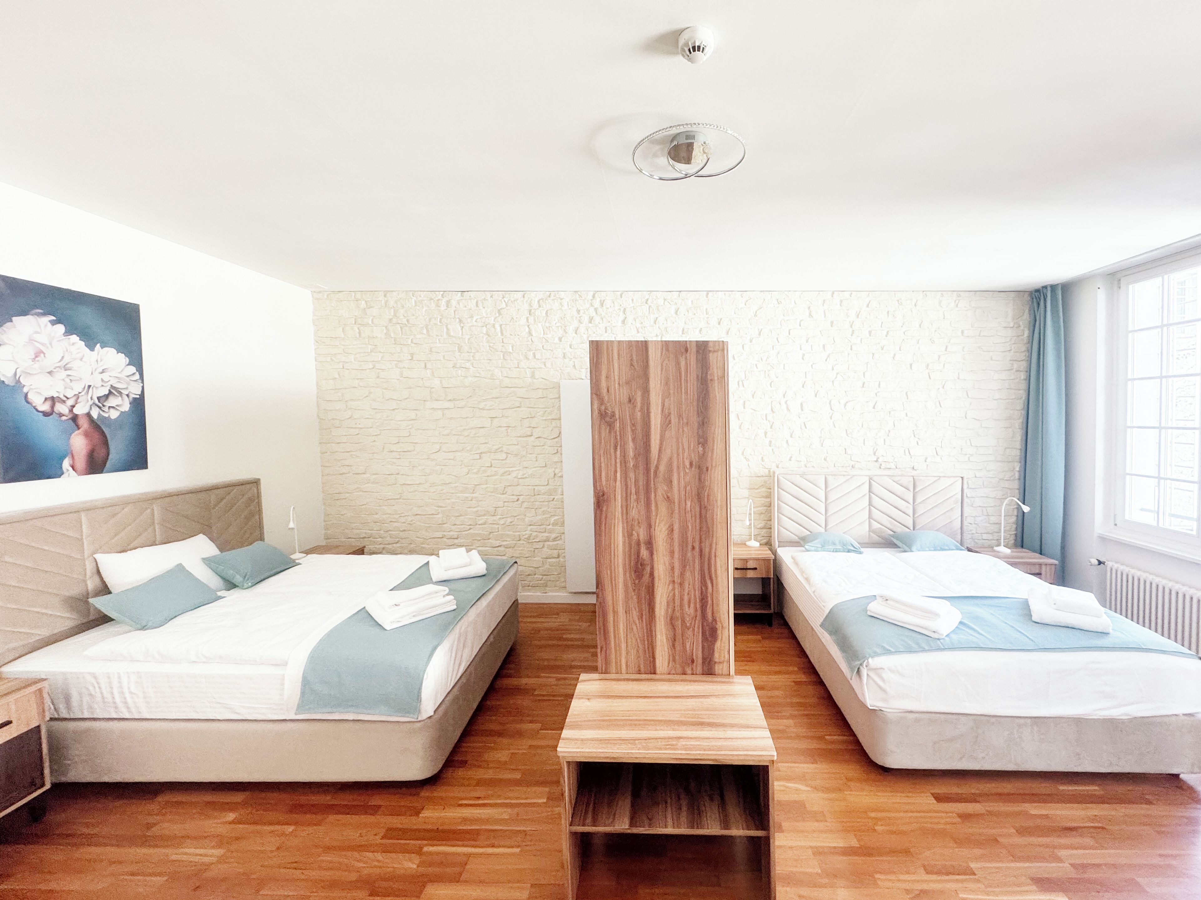 Habitación con 1 cama doble o 2 individuales | Caja fuerte, escritorio, cortinas opacas y wifi gratis