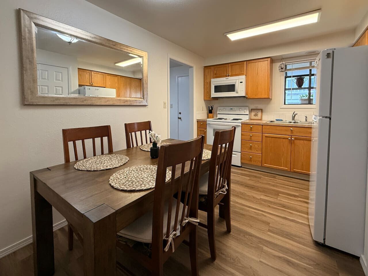 Kjøleskap, mikrobølgeovn, ovn og kokeplater