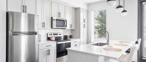 Mikrowelle, Ofen, Herdplatte, Geschirrspüler