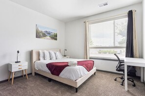 2 bedrooms, desk, iron/ironing board, WiFi