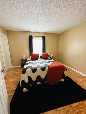 4 bedrooms, desk, WiFi