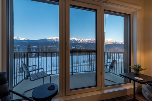 OSO Summit - Downtown Riverfront Condo with Mountain Views