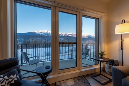 OSO Summit - Downtown Riverfront Condo with Mountain Views