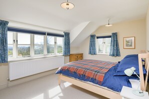 5 bedrooms, iron/ironing board, free WiFi, bed sheets