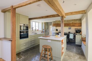 Fridge, microwave, oven, stovetop - Beautiful cottage set in peaceful surroundings with stunning views (Sand)