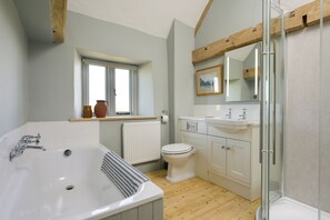 Shower, hair dryer, towels, soap - Beautiful cottage set in peaceful surroundings with stunning views (Sand)