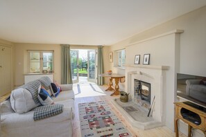 Smart TV, fireplace, books - Beautiful cottage set in peaceful surroundings with stunning views (Sand)
