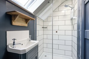 Shower, hair dryer, towels, soap - Beautiful cottage set in peaceful surroundings with stunning views (Sand)