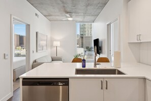 Suite, 2 camere da letto | Cucina privata | Frigorifero, microonde, forno, piano cottura