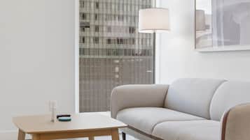 Un salon moderne avec un canapé, une petite table et une lampe.