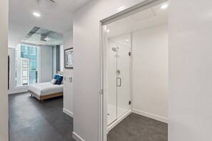 Basic Studio, 1 Double Bed | Bathroom | Shower, hair dryer, towels, soap