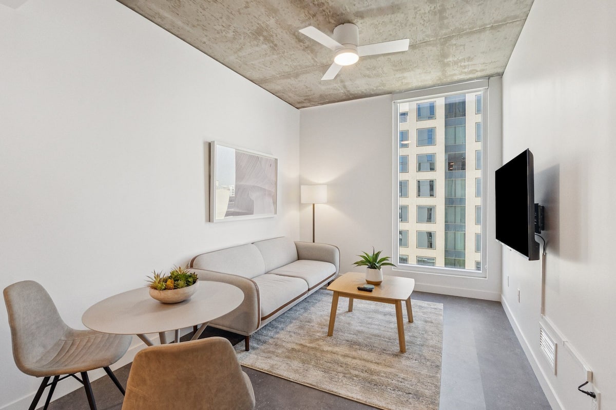 Departamento clásico, 1 habitación | Área de sala de estar | Smart TV de 43 pulgadas con canales digitales