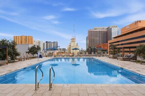 Outdoor pool - Placemakr Downtown Phoenix (Phoenix)
