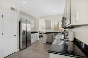 ثلاجة، ميكروويف، فرن، موقد طهي مسطح