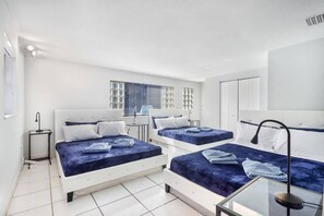 4 室のベッドルーム、デスク、アイロン / アイロン台、旅行用ベビーベッド