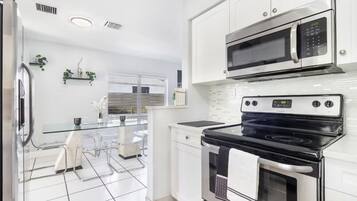 Een koelkast, een magnetron, een oven, een kookplaat