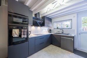 Kühlschrank, Mikrowelle, Ofen, Herdplatte