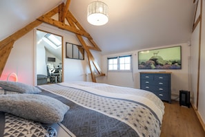 3 bedrooms, in-room safe, iron/ironing board, free WiFi