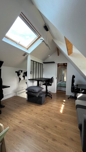 3 chambres, coffres-forts dans les chambres, fer et planche à repasser