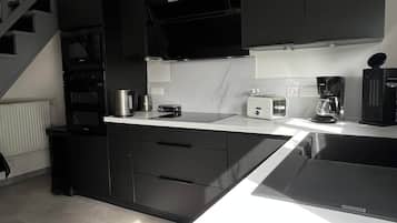 Geladeira, micro-ondas, fogão, cooktop