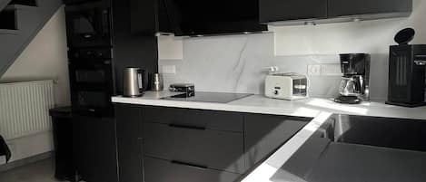 Kylskåp, mikrovågsugn, ugn och spishäll