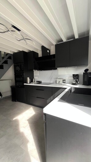 Réfrigérateur, micro-ondes, four, plaque de cuisson