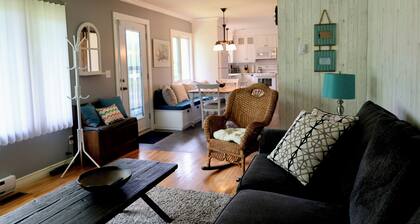 • Cozy 3-Bedroom Main-Floor Bungalow, Prime Location