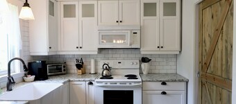 • Cozy 3-Bedroom Main-Floor Bungalow, Prime Location