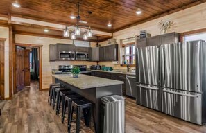 冷蔵庫、電子レンジ、オーブン、コンロ