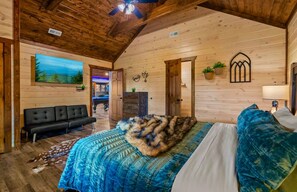 8 室のベッドルーム、デスク、アイロン / アイロン台、旅行用ベビーベッド