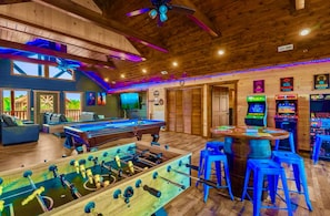 Games room - Amazing BRAND NEW 8bdrm Cabin-Pool-Arcades-Gazebo (Sevierville)