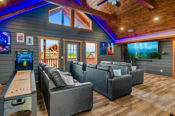 スマートテレビ、暖炉、テレビゲーム、テーブルサッカー台