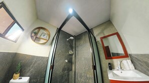 Chuveiro, secador de cabelo, toalhas de banho, sabonete