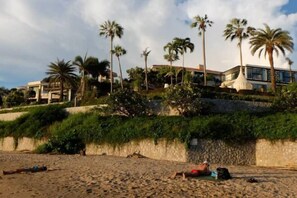 Private beach nearby - The Pool House Pattaya No.8 (Pattaya)