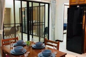 Dining - The Pool House Pattaya No.8 (Pattaya)