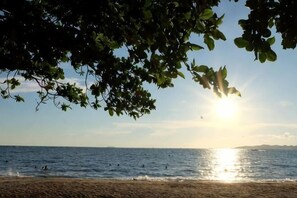 Private beach nearby - The Pool House Pattaya No.8 (Pattaya)