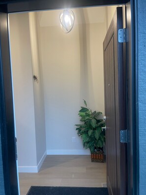 Interior - Cozy quiet place 15 min driver to airport perfect place for family and friends. (Calgary)