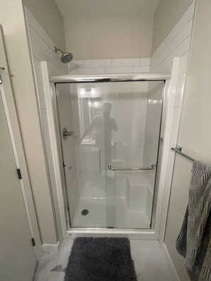 Hair dryer, towels, toilet paper - Cozy quiet place 15 min driver to airport perfect place for family and friends. (Calgary)